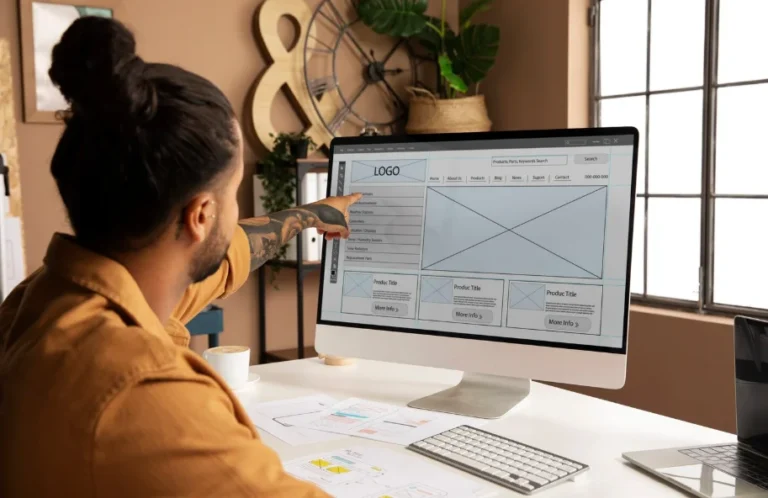 Hombre trabajando en un ordenador con gráficos