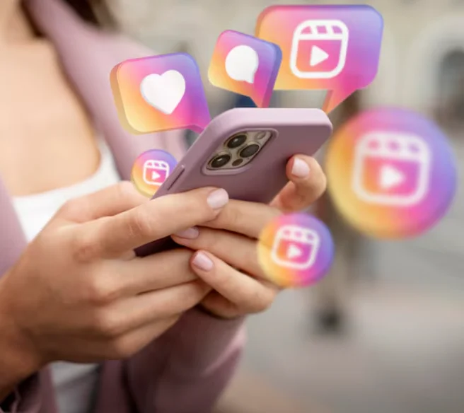 Manos usando apps de redes sociales en el móvil