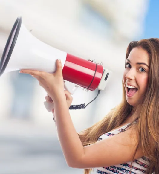 Mujer con megáfono haciendo anuncio